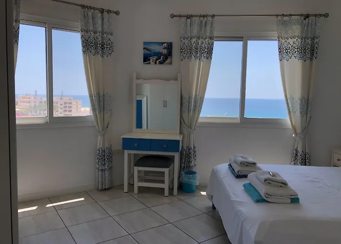 Kings Palace - Modern Penthouse With Incredible Sea Views *